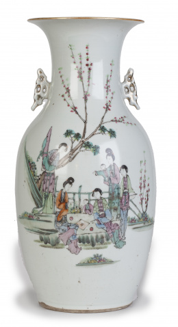 687.  Jarrón de porcelana esmaltada con personajes.China, ff. del S. XIX.
