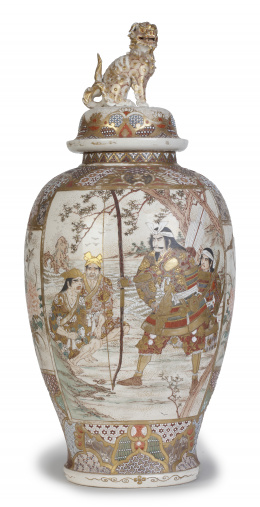 688.  Tibor Satsuma en porcelana esmaltada con tapa rematada por león.Periodo Meiji, Japón, ff. del S. XIX.