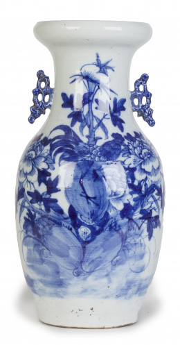 686.  Jarrón de porcelana esmaltada en azul.China, pp. del S. XX.
