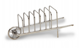 565.  "Toaster rack" en metal plateado, con forma de carretilla, S. XX.