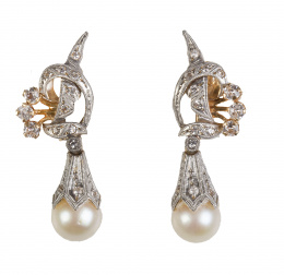 249.  Conjunto de pendientes y sortija lanzadera con perlas y abanicos de diamantes