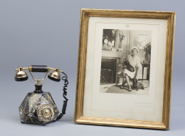 636.  Telefono en cristal tallado y dorado, con las iniciales de Victoria Eugenia de Battenberg (1887-1969) bajo corona real y fotografía enmarcada de la reina en su casa de Lausana en 1957.