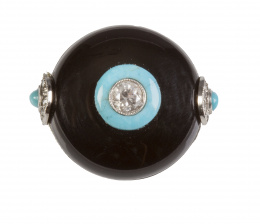 112.  Sortija estilo Art-Decó con botón circular de ónix con centro de chatón de brillante enmarcado con turquesa