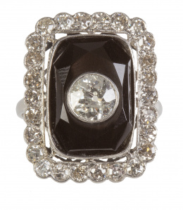 347.  Sortija Art-Decó de ónix y brillantes en diseño rectangular  con un brillante en chatón central de 0,90 ct aprox
