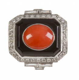 324.  Sortija estilo Art-Decó de ónix, coral y brillantes en diseño rectangular 