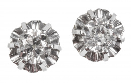 116.  Pendientes dormilonas con brillantes que suman 1,10 ct aprox 