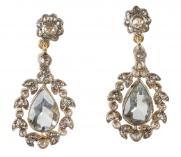 95.  Pendientes estilo Belle Époque de diamantes, brillantes de talla antigua rodeando perilla de aguamarina colgante