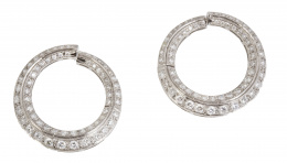 343.  Pendientes circulares años 40 de platino y brillantes compuestos por dos bandas de brillantes en bisel