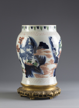 1164.  Tíbor en porcelana esmaltada, familia verde. China, ffs. S. XIX