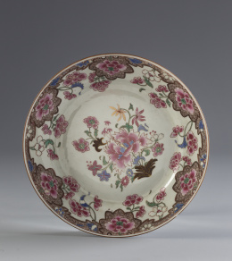 1065.  Plato en porcelana con decoración floral.Yongzheng, fechado en 1733.