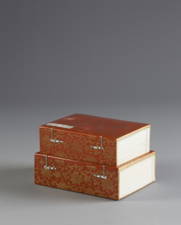 1060.  Caja en forma de libro en porcelana esmaltada en rojo y dorado.China, época de la República (1912-1949)
