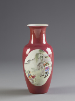 1173.  Jarrón con dos cartelas con escenas de guerreros.China, época de la República (1912-1949)