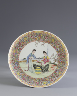 1059.  Plato en porcelana esmaltada con escena cotidiana.China, época de la República (1912-1949)