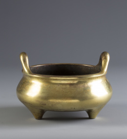 1169.  Incensario en bronce dorado, posiblemente dinastía Ming.China, S. XIX