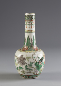 1061.  Botella en porcelana esmaltada de la familia verde con decoración floral.China, S. XIX