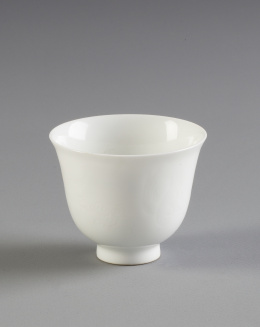 1068.  Taza en porcelana con dragón grabado.China, S. XIX.