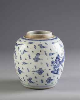 1172.  Jarrón en porcelana esmaltada en azul y blanco.China, S. XIX