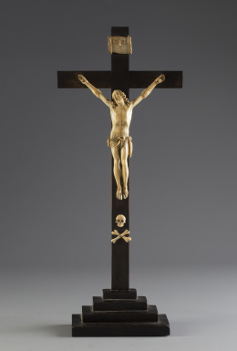 830.  Cristo expirante en marfil tallado.Sobre cruz de ébano.Trabajo europeo.