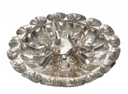 1008.  Mancerina de plata en su color de decoración repujada de tulipanes.Posiblemente trabajo cordobés, S. XIX.