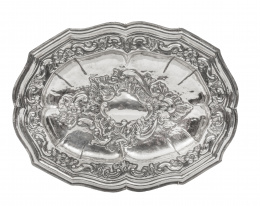 1007.  Fuente de plata en su color con decoración repujada de rocalla. Con marcas. Mateo Martínez Moreno?, Córdoba, S. XVIII - XIX.