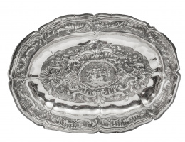 1009.  Fuente de plata en su color de decoración repujada.Trabajo cordobés, S. XVIII.
