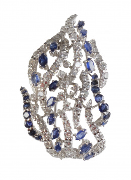 217.  Broche de brillantes y zafiros con diseño de bandas onduladas