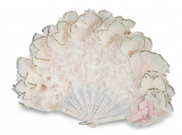 1077.  Abanico brisé de plumas rosas con aplicaciones doradas.h. 1890 -1900.