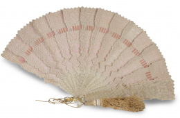 1078.  Abanico brisé con trabajo de grafidea, h. 1900.