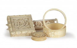 631.  Lote de cinco piezas de marfil tallado, formado por: Tangram o rompecabezas, dos aros, una caja circular para ungüento y un grupo tallado con personajes y árboles.China, S. XIX.