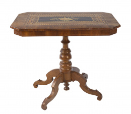 1201.  Mesa de centro isabelina de la Real fábrica  de marquetería de Barcelona, con decoración de marquetería floral. España, h.1850. 