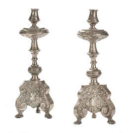 932.  Pareja de candeleros de altar de plata en su color. Con marcas.Nueva España, S. XVIII. 