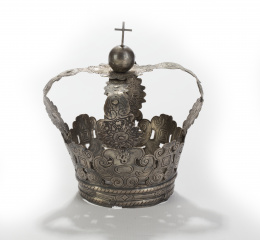 928.  Corona de Virgen en plata decoración grabada de espejos y roleos y flores.España, S. XVIII.