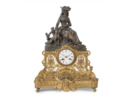 1179.  Reloj de sobremesa de bronce doaado y mármol, rematado por una dama.Trabajo francés, ffs. S. XIX - pp. S. XX
