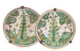 420.  Dos platos acuencados de cerámica con decoración polícroma de la Serie del Pino.Puente del Arzobispo, pp. del S. XIX.
