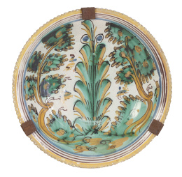 630.  Plato de cerámica con decoración polícroma de la serie del pino.Puente del Arzobispo, pp. del S. XIX