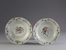 1066.  Pareja de platos soperos de porcelana esmaltada de la familia rosa.Compañía de Indias, S. XIX