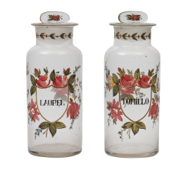 642.  Dos frascos de cristal con decoración esmaltada, con inscripciones "tomillo" y "laurel" entre cartelas, S. XIX