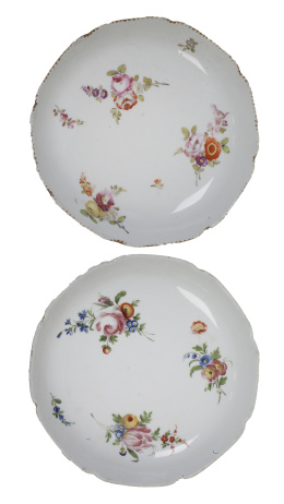 1016.  Pareja de platos de porcelana con decoración floral.Alemania, S. XVIII.