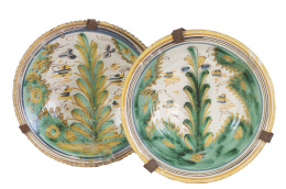 534.  Dos platos acuencados de cerámica con decoración polícroma de la serie del pino.Puente del Arzobispo, pp. del S. XIX.
