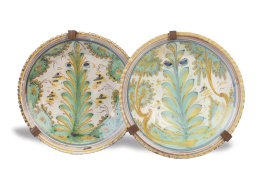 738.  Dos platos acuencados de cerámica con decoración polícroma de la serie del pino, uno más clarito y antiguo y otro más oscuro con lañas.Puente del Arzobispo, pp. del S. XIX