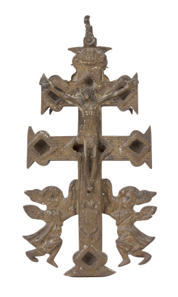 839.  Cruz-relicario de Caravaca en bronce.Trabajo español, S. XVII - XVIII.