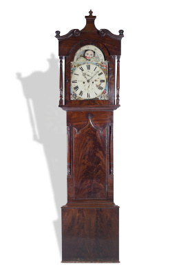 1005.  Thomas jones (1824-1848)Reloj de caja alta de madera de caoba, con esferas lunares.Inglaterra, Primera mitad del S. XIX