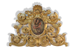 824.  Remate en madera tallada, dorada y policromada con San Miguel, Trabajo español, S. XVII.