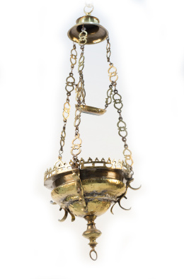 473.  Lámpara votiva en bronce dorado rematada por crestería.Trabajo español, S. XIX.