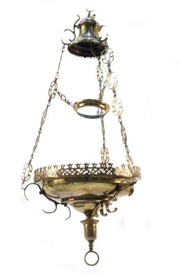 683.  Lámpara votiva con ménsulas, cresterías y hojas.Trabajo español, S. XIX.