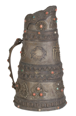 1113.  Jarro con asa en cobre con corales y turquesas en cabujón.Con un sello.China, S. XIX.