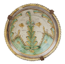 867.  Plato de cerámica con decoración polícroma de la serie del pino.Puente del Arzobispo, pp. del S. XIX