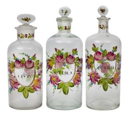 641.  Tres frascos de farmacia en cristal con decoración esmaltada de flores, S. XIX