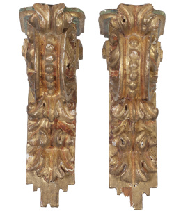 587.  Pareja de ménsulas barrocas con hojas de acanto en madera tallada, dorada y policromada.Trabajo español, S. XVIII.