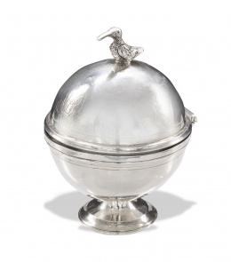 505.  Jabonera Carlos IV de plata en su color, rematado en la tapa por un pájaro. Con marcas.Trabajo español, ffs. del S. XVIII - pp. del S. XIX..